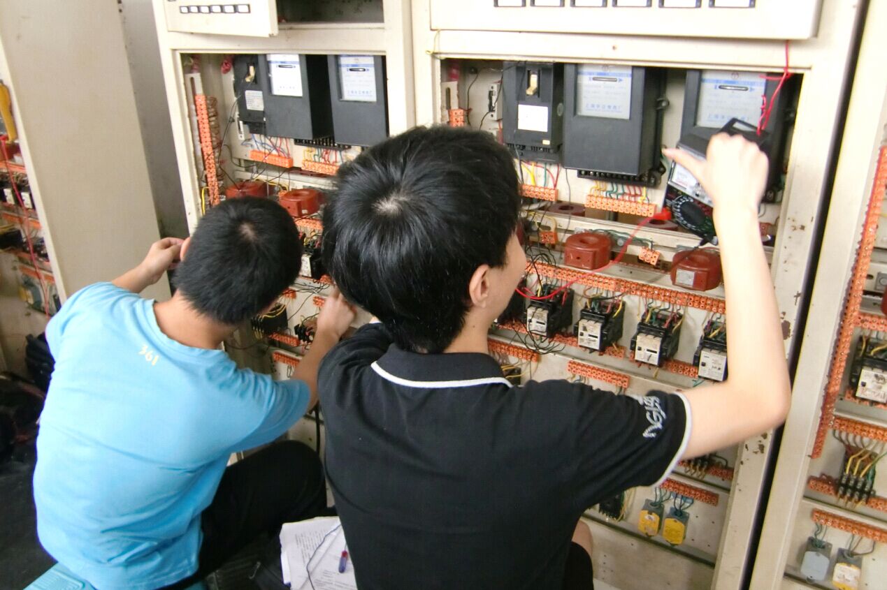 初级电工学员正在电拖实操