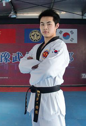 杨极